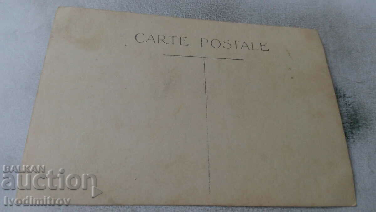 Φωτογραφία Ένας αξιωματικός και δύο άνδρες σε έναν ξύλινο πάγκο με τιμή 2.35 BGN | € 1.20 Φωτογραφία Ένας αξιωματικός και δύο άνδρες σε έναν ξύλινο πάγκο με τιμή 2.35 BGN | € 1.20