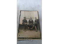 Снимка Офицер и двама мъже на дървена пейка