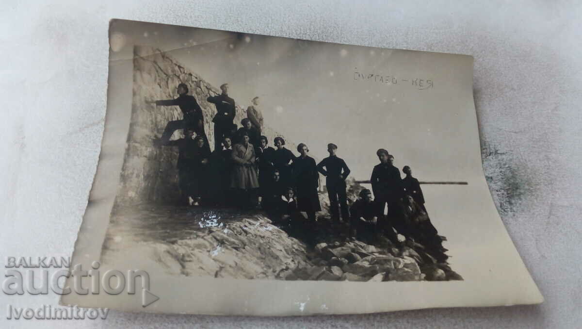 Photo Burgas Young men and women on the quay