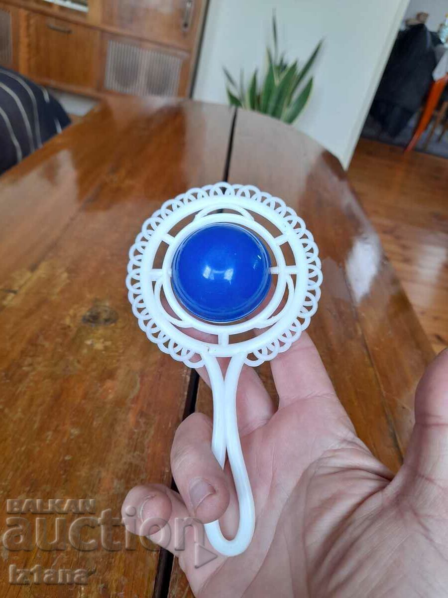 Jucărie veche pentru copii, suzetă, zdrănitoare cu preț 18.00 BGN | € 9.20 Jucărie veche pentru copii, suzetă, zdrănitoare cu preț 18.00 BGN | € 9.20