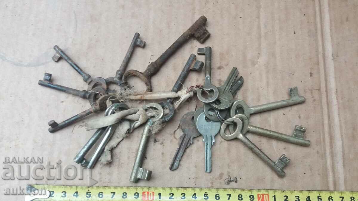 Auction LINK WITH OLD KEYS FROM WARDROBE, CHEST, CHEST Auction LINK WITH OLD KEYS FROM WARDROBE, CHEST, CHEST