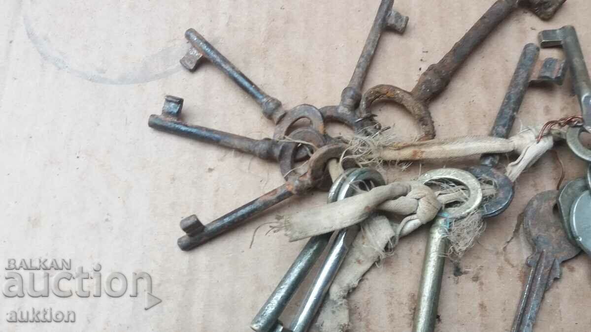 LINK WITH OLD KEYS FROM WARDROBE, CHEST, CHEST - 5 LINK WITH OLD KEYS FROM WARDROBE, CHEST, CHEST - 5