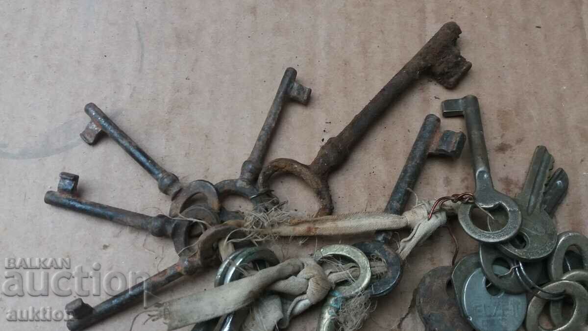 LINK WITH OLD KEYS FROM WARDROBE, CHEST, CHEST - 6 LINK WITH OLD KEYS FROM WARDROBE, CHEST, CHEST - 6