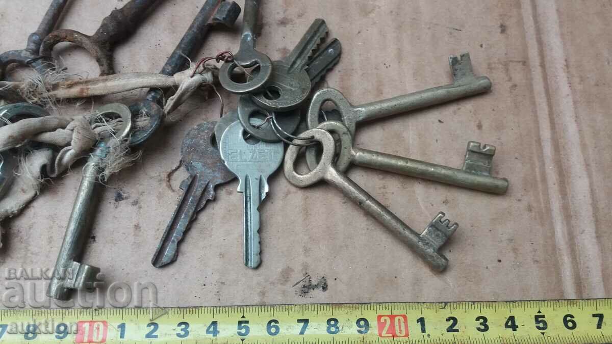LINK WITH OLD KEYS FROM WARDROBE, CHEST, CHEST - 7 LINK WITH OLD KEYS FROM WARDROBE, CHEST, CHEST - 7