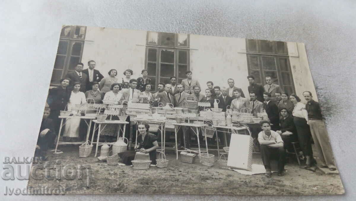 Снимка Мъже и жени с плетени кошници, панери и дамаджани