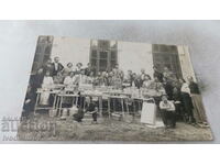 Снимка Мъже и жени с плетени кошници, панери и дамаджани