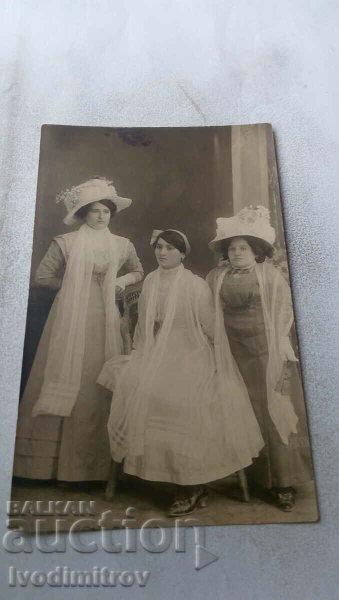 Φωτογραφία Τρεις γυναίκες με επίσημα φορέματα