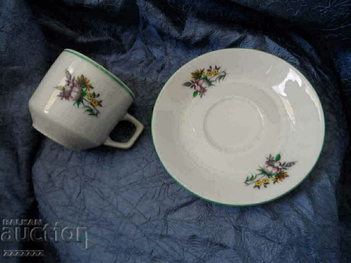 Παράδοση φλιτζάνι και πιατάκι πορσελάνης Παράδοση φλιτζάνι και πιατάκι πορσελάνης