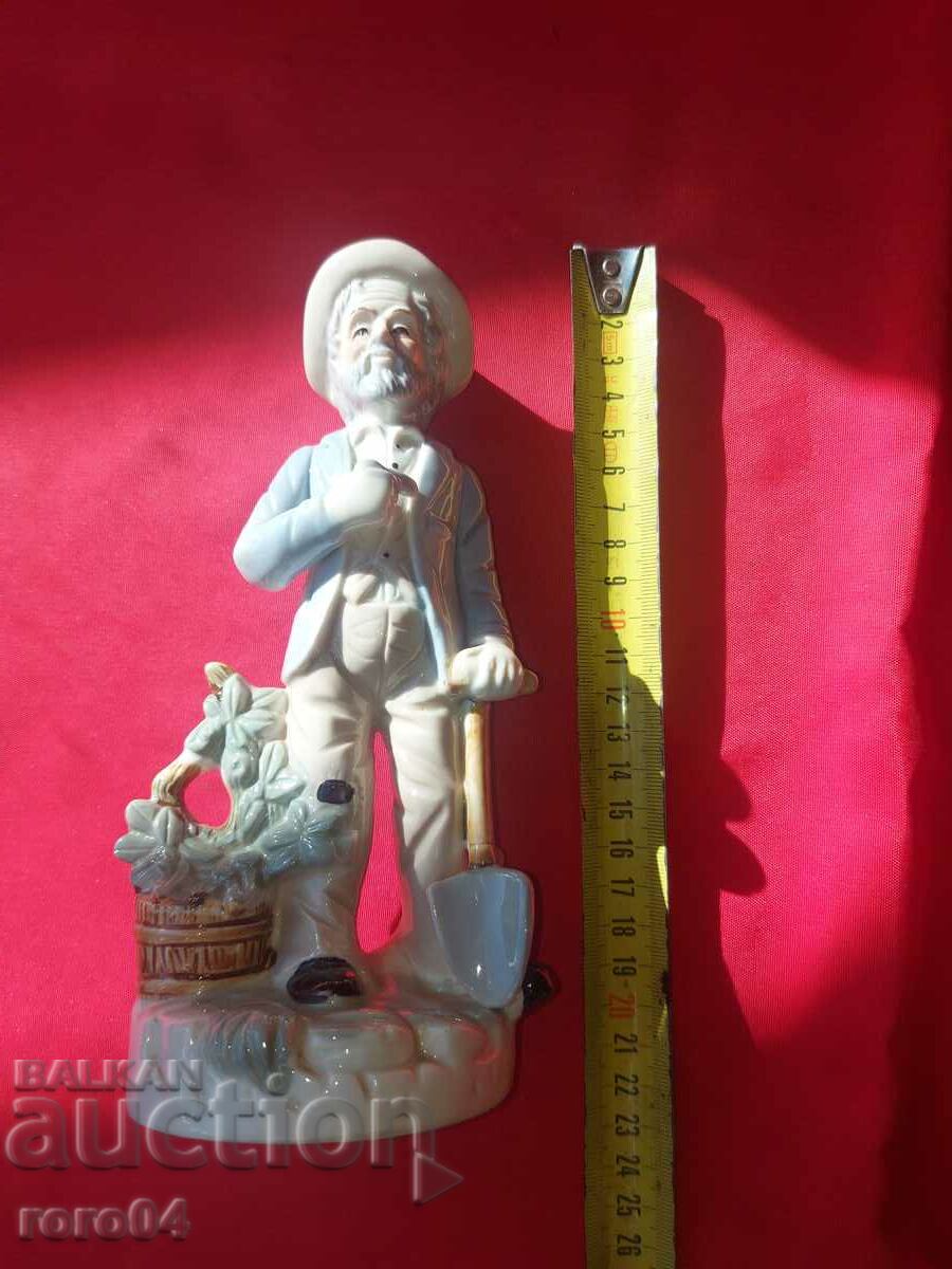 BEAUTIFUL OLD PORCELAIN STATUS - 7