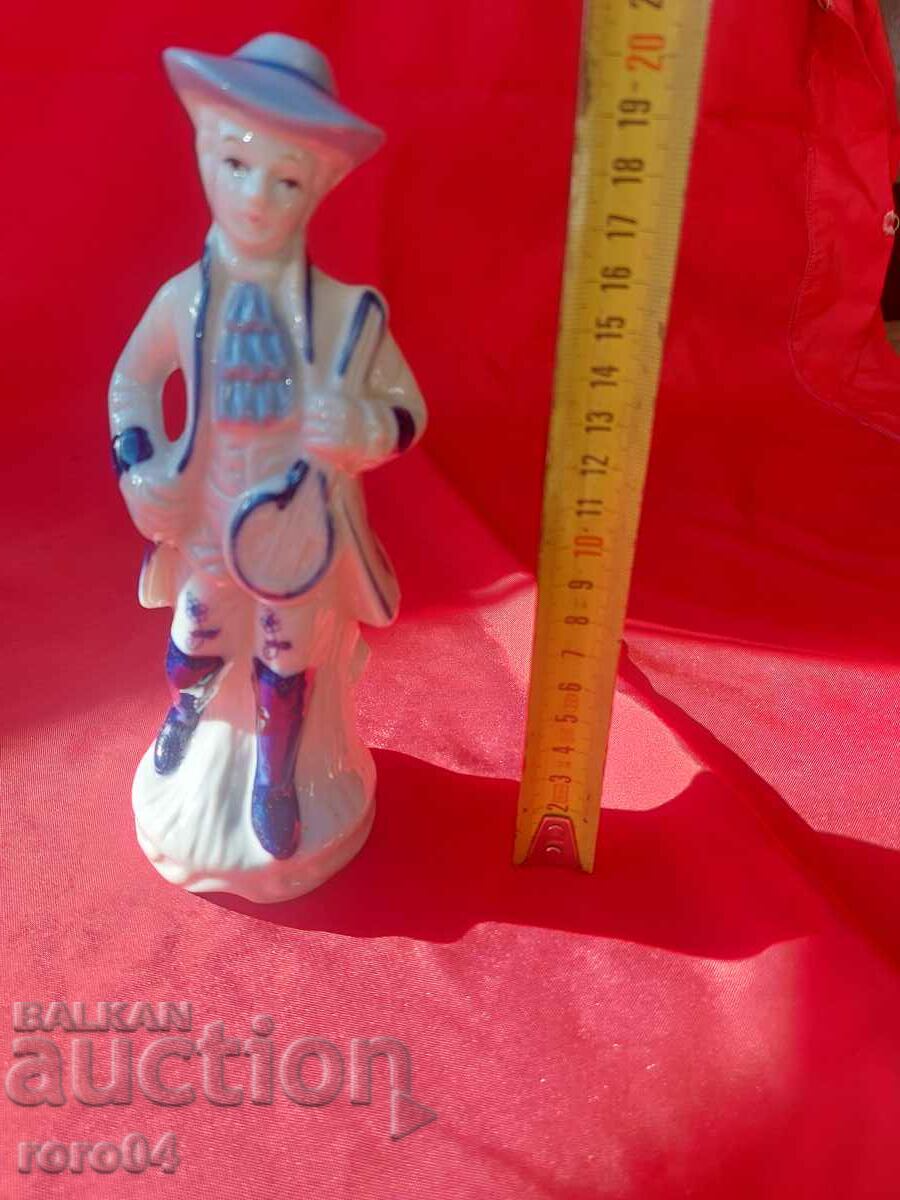 BEAUTIFUL OLD PORCELAIN STATUS with price 63.00 BGN | € 32.21 BEAUTIFUL OLD PORCELAIN STATUS with price 63.00 BGN | € 32.21