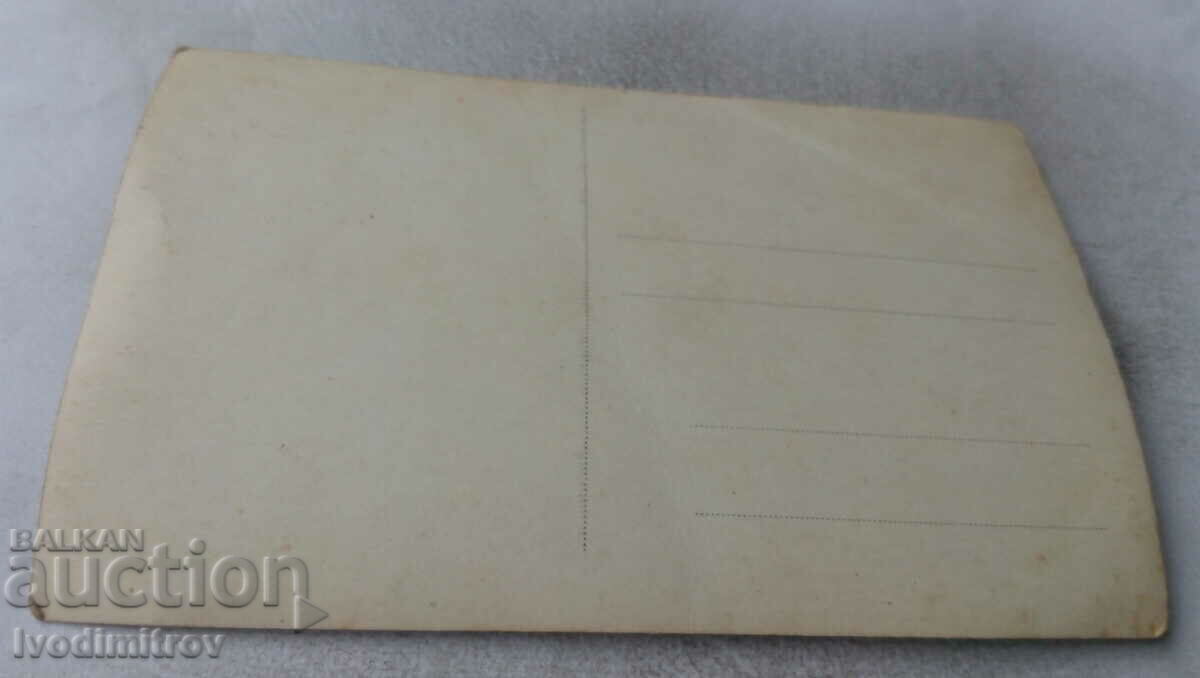 Photo Young men and women next to a fallen tree in a meadow with price 1.45 BGN | € 0.74 Photo Young men and women next to a fallen tree in a meadow with price 1.45 BGN | € 0.74