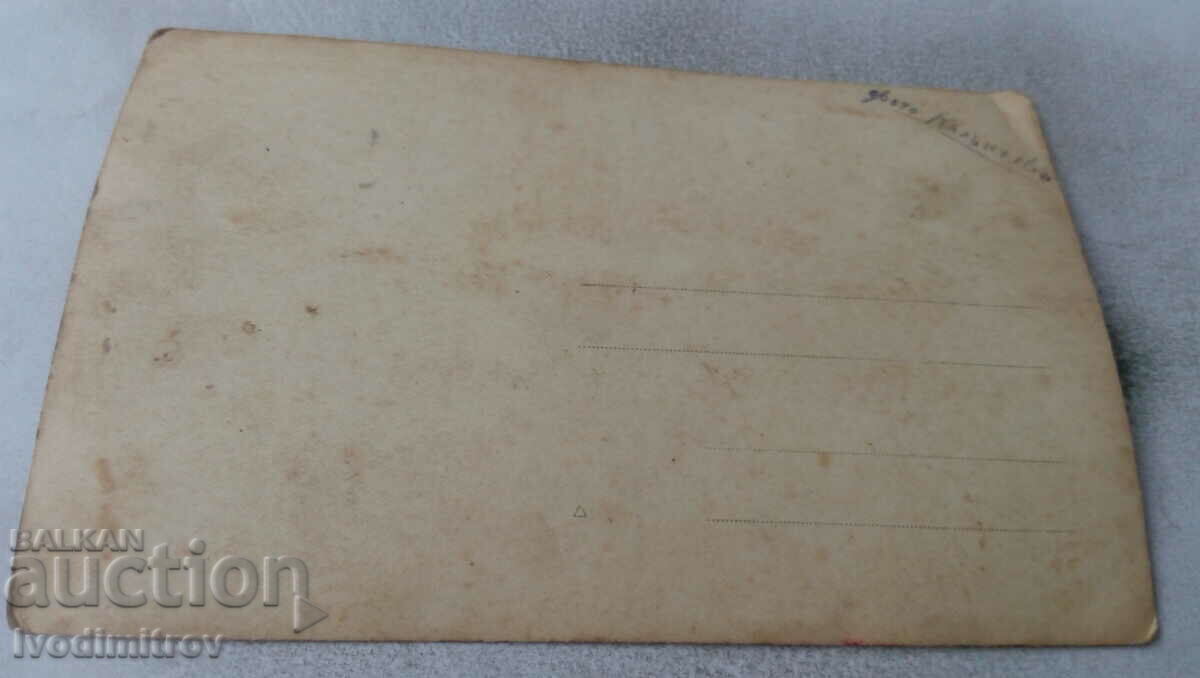 Снимка Двама млади мъже във висока трева с цена 1.35 лв. | € 0.69 Снимка Двама млади мъже във висока трева с цена 1.35 лв. | € 0.69