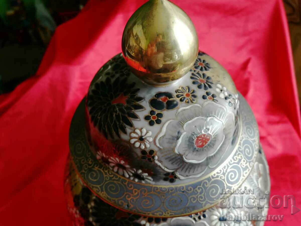 Auction SATSUMA Large Urn, Vase, Hand Painted, Gold Auction SATSUMA Large Urn, Vase, Hand Painted, Gold