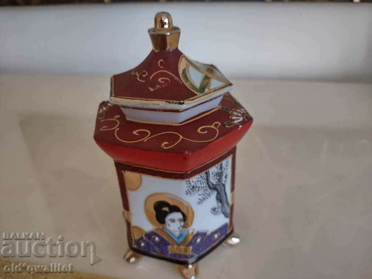 Auction  Porcelain dish, porcelain from Japan - richly decorated