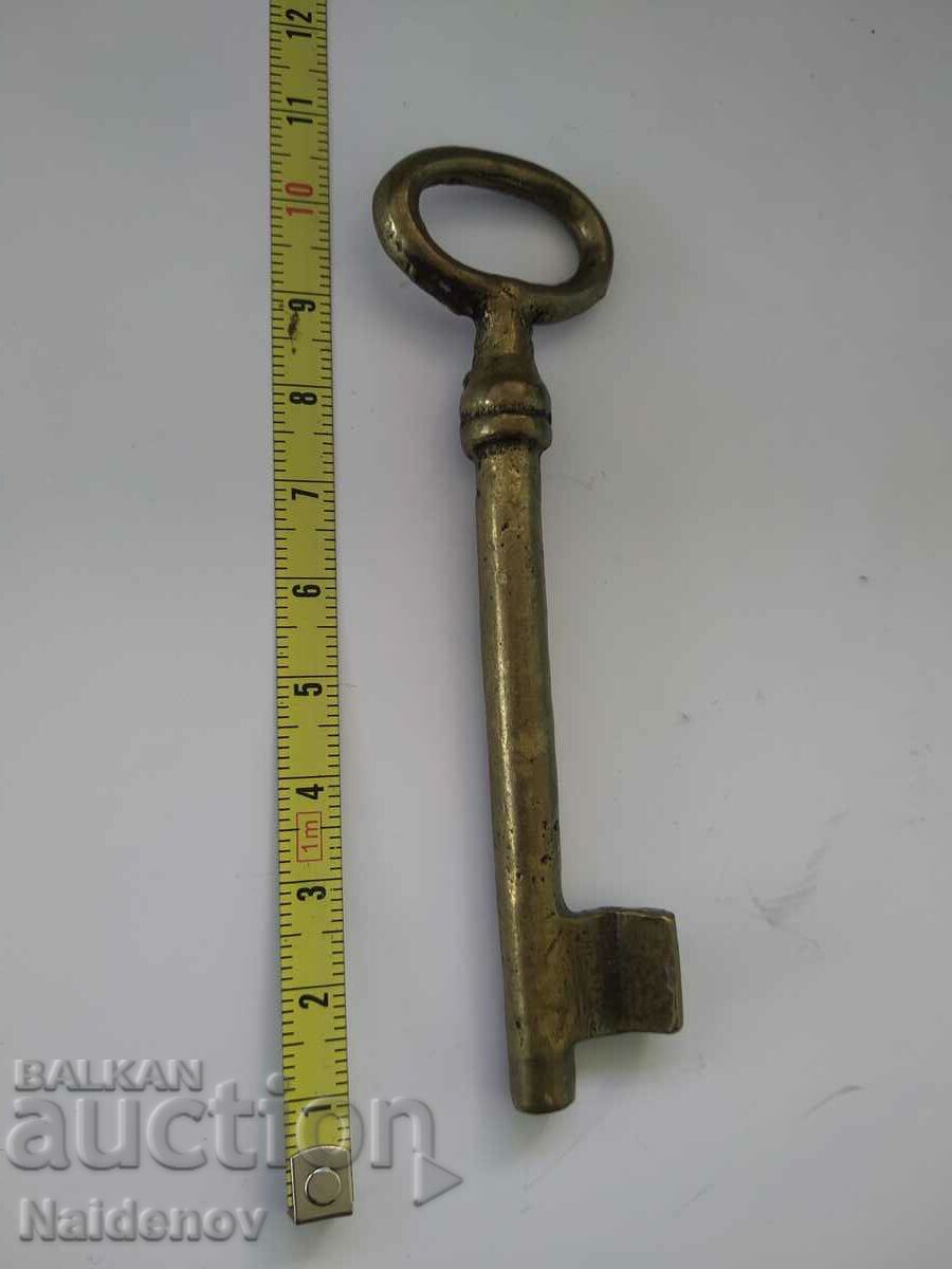 A large old bronze key with price 9.99 BGN | € 5.11 A large old bronze key with price 9.99 BGN | € 5.11