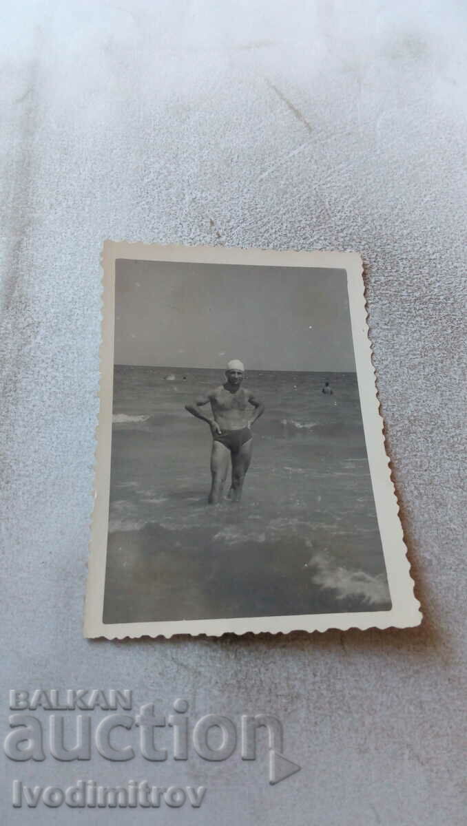 Φωτογραφία Ένας άντρας με σκουφάκι κολύμβησης στην παραλία
