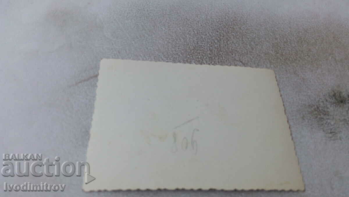 Φωτογραφία Δύο νεαρές γυναίκες με ρούχα επιστάτη στο δρόμο με τιμή 0.85 BGN | € 0.43