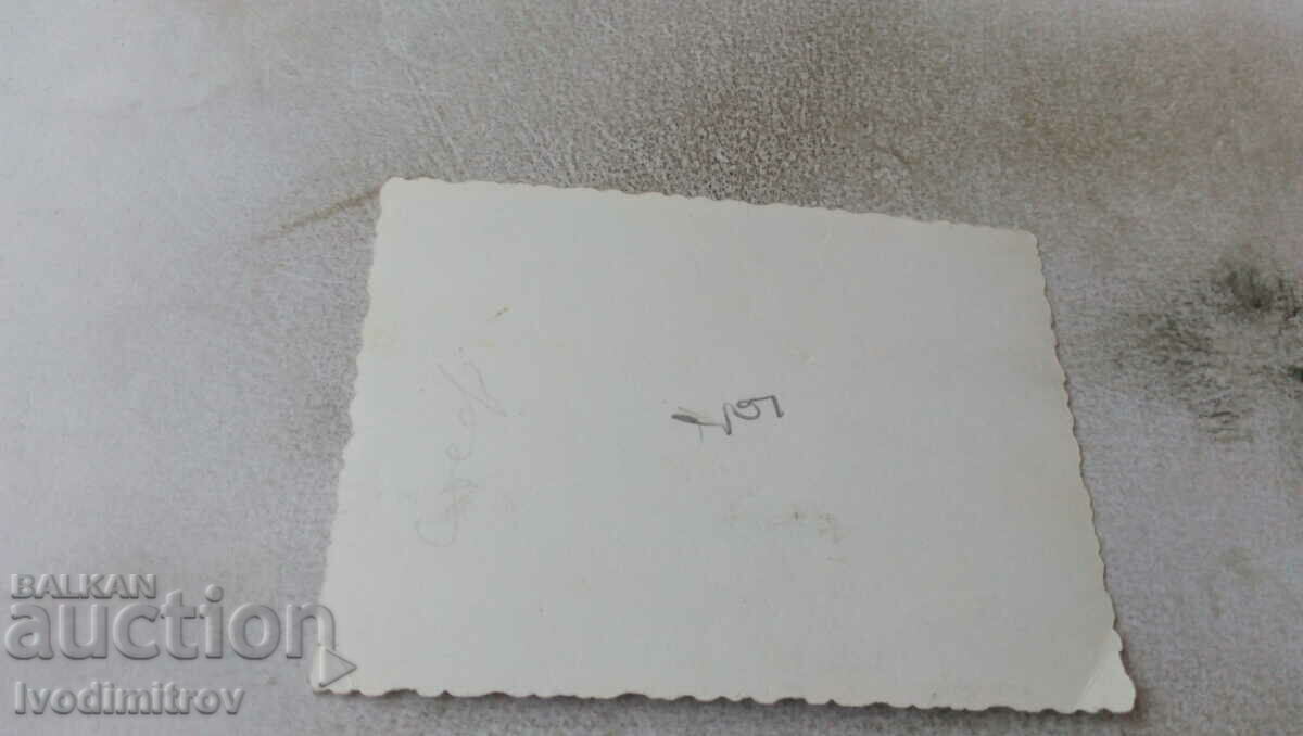 Fotografie Bărbați, femei și copii pe un pod de lemn cu preț 0.85 BGN | € 0.43