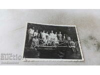 Снимка Мъже жени и деца на дървено мостче