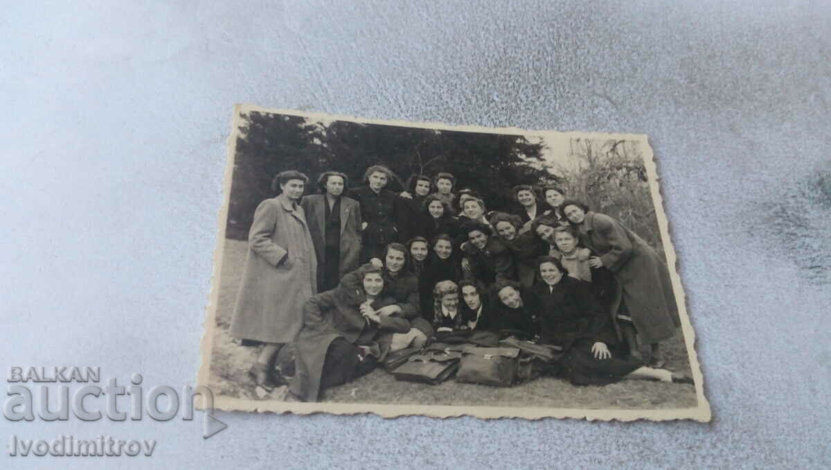 Снимка Млади жени в парка 1950