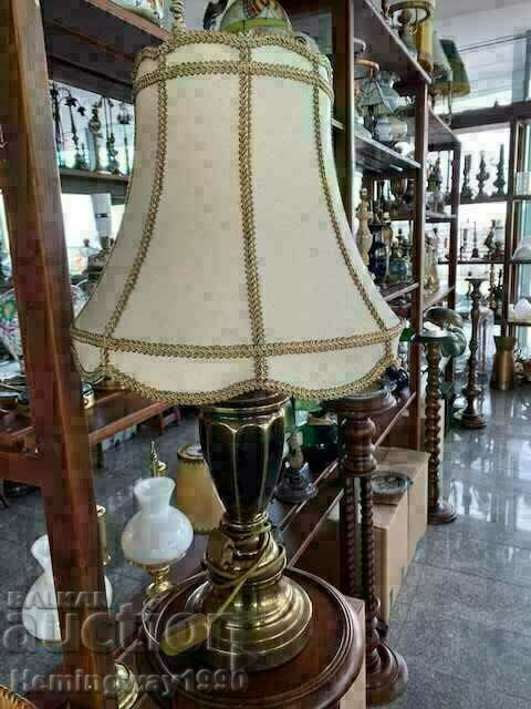 Красива старинна електрическа лампа