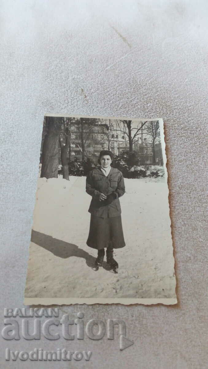 Photo Sofia A young woman in the park in the winter of 1950