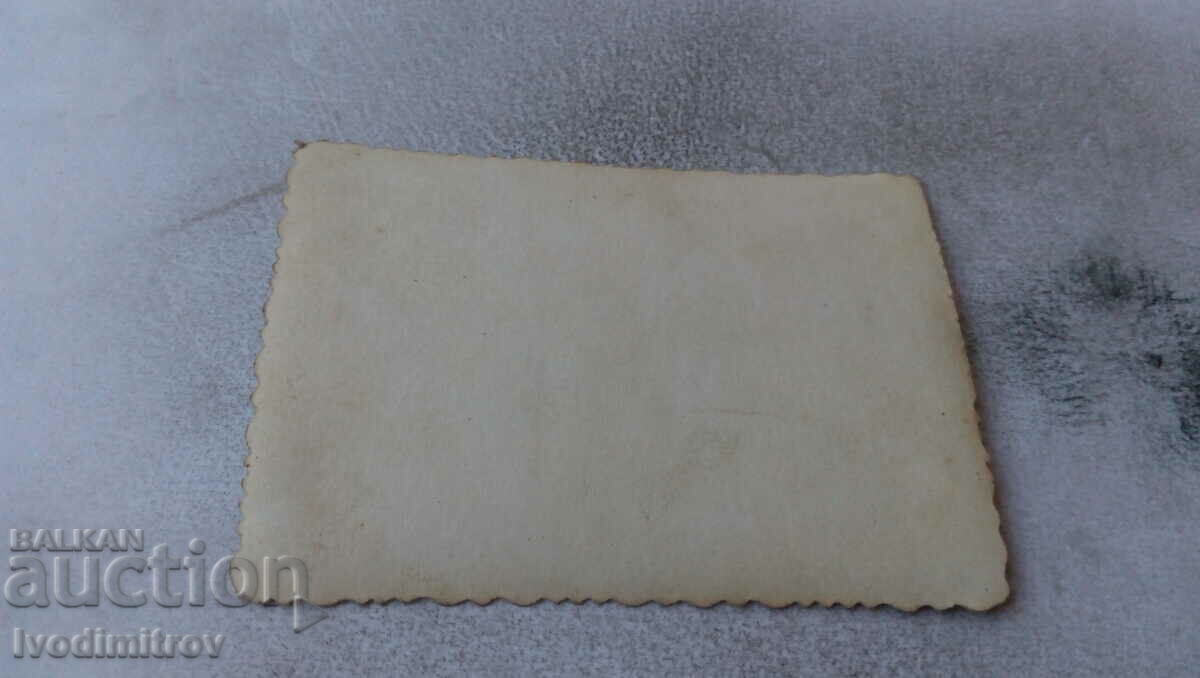 Φωτογραφία Ένας αξιωματικός και τέσσερις νεαρές γυναίκες στο δρόμο με τιμή 1.45 BGN | € 0.74