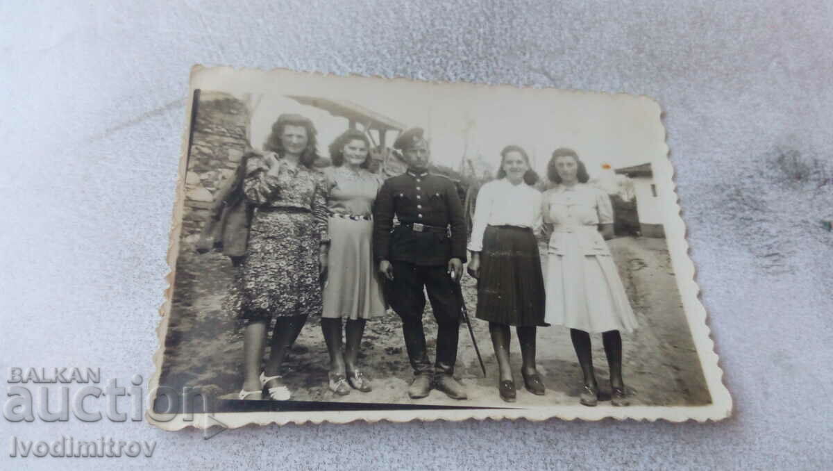 Φωτογραφία Ένας αξιωματικός και τέσσερις νεαρές γυναίκες στο δρόμο