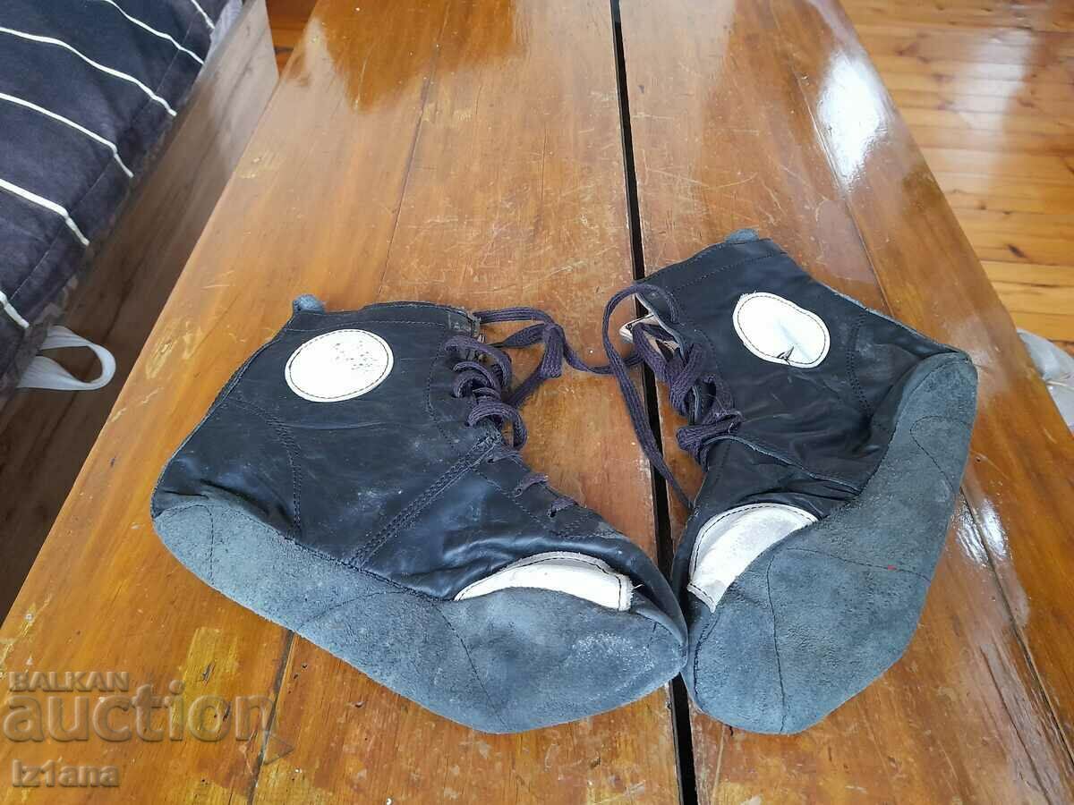 Old leather shoes with price 25.00 BGN | € 12.78 Old leather shoes with price 25.00 BGN | € 12.78