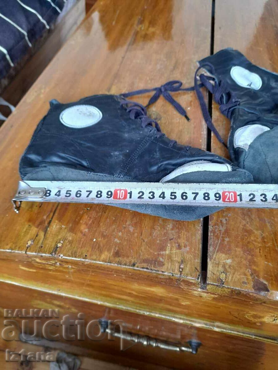 Auction Old leather shoes Auction Old leather shoes