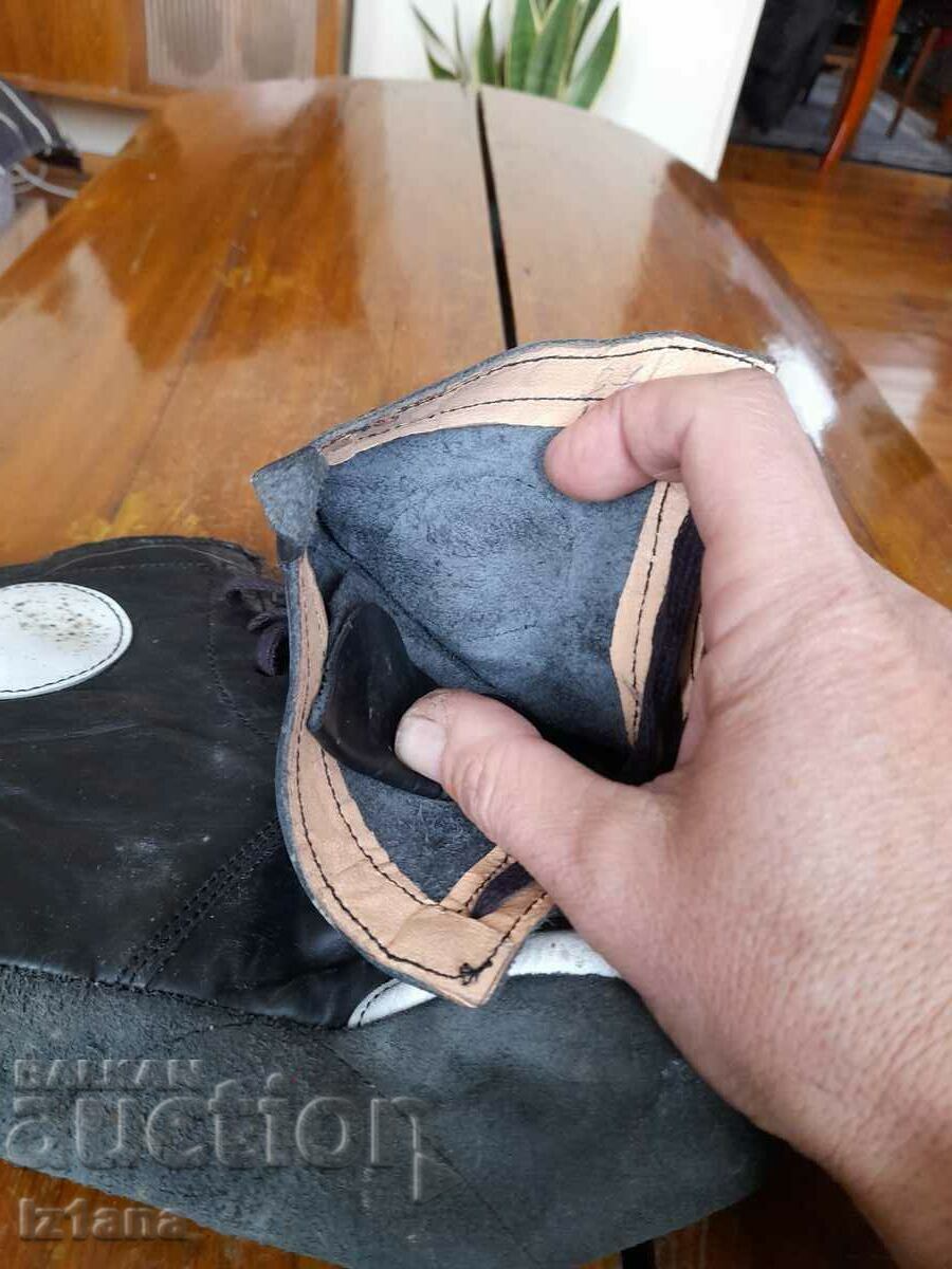 Delivery of Old leather shoes Delivery of Old leather shoes