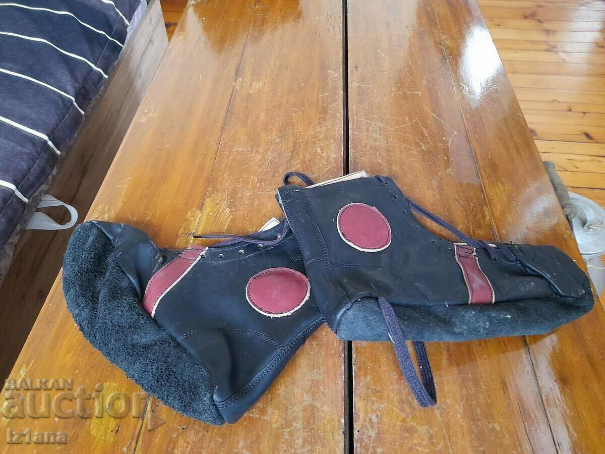 Old leather shoes with price 25.00 BGN | € 12.78 Old leather shoes with price 25.00 BGN | € 12.78