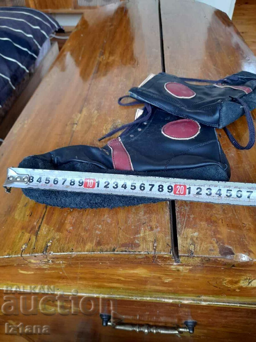 Auction Old leather shoes Auction Old leather shoes