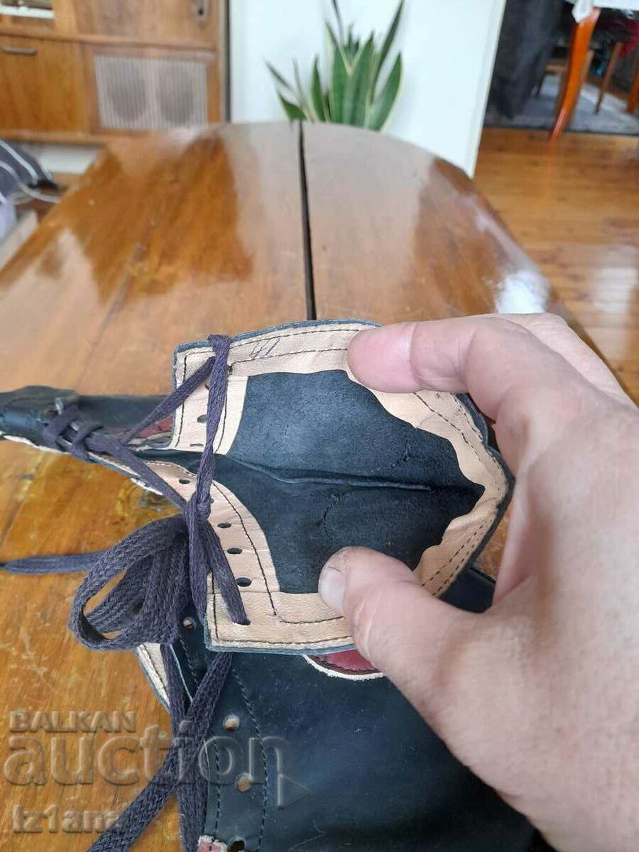 Delivery of Old leather shoes Delivery of Old leather shoes