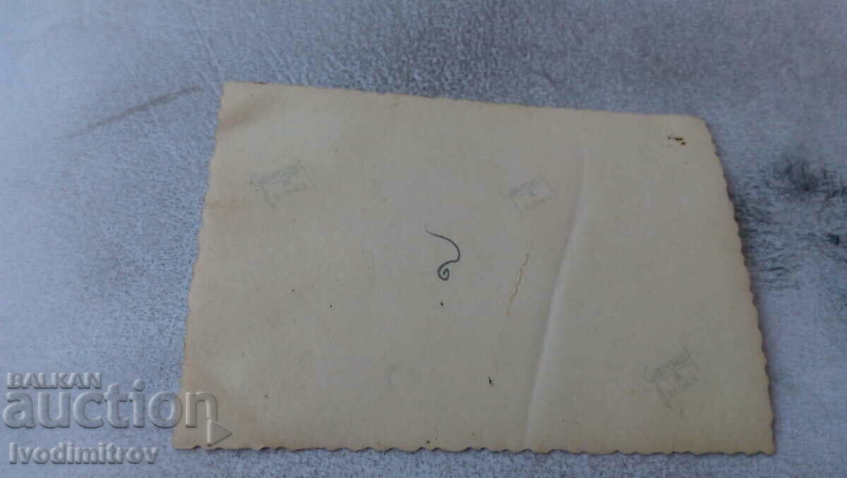 Φωτογραφία Δύο στρατιώτες σε έναν ξύλινο πάγκο με τιμή 0.95 BGN | € 0.49 Φωτογραφία Δύο στρατιώτες σε έναν ξύλινο πάγκο με τιμή 0.95 BGN | € 0.49