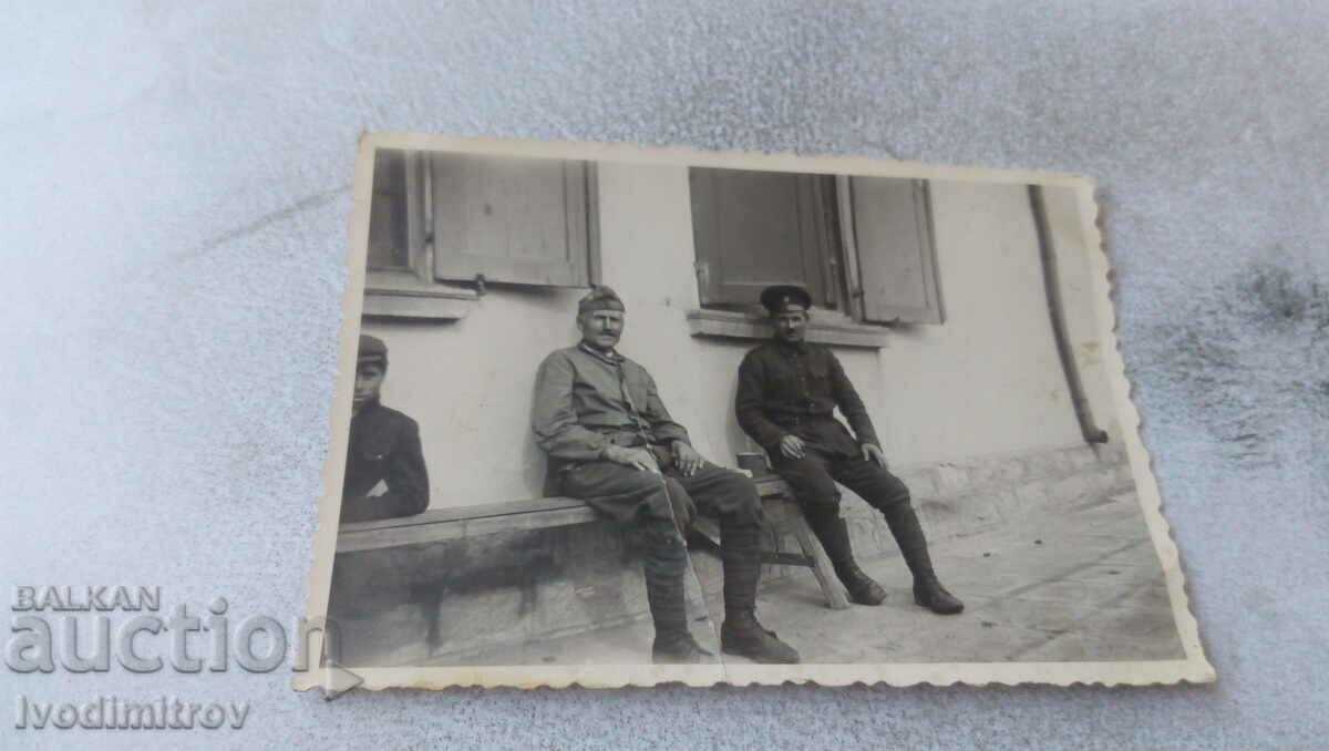 Φωτογραφία Δύο στρατιώτες σε έναν ξύλινο πάγκο