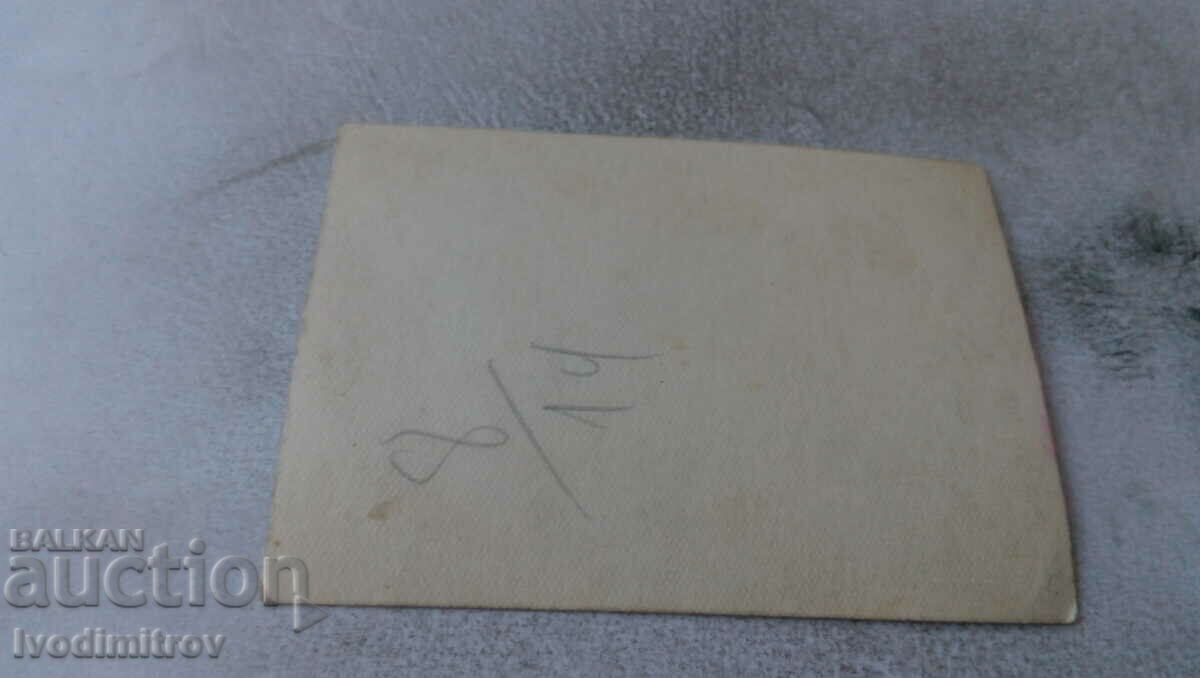 Φωτογραφία Ένας αξιωματικός και μια νεαρή γυναίκα σε έναν περίπατο με τιμή 1.35 BGN | € 0.69 Φωτογραφία Ένας αξιωματικός και μια νεαρή γυναίκα σε έναν περίπατο με τιμή 1.35 BGN | € 0.69