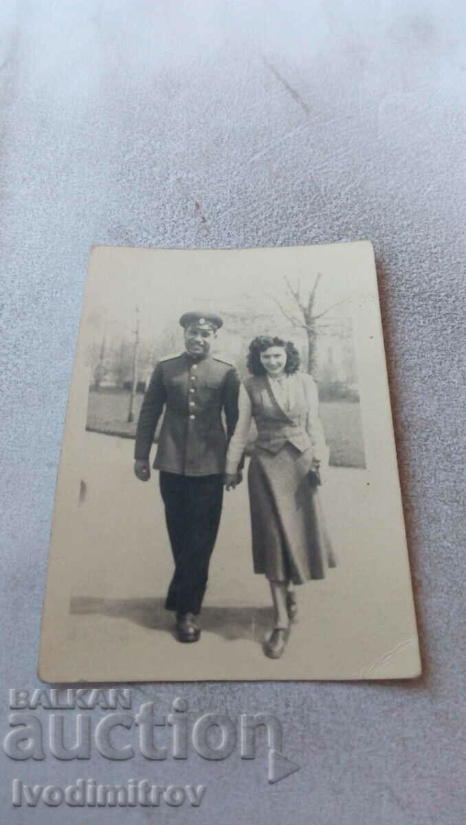Φωτογραφία Ένας αξιωματικός και μια νεαρή γυναίκα σε έναν περίπατο