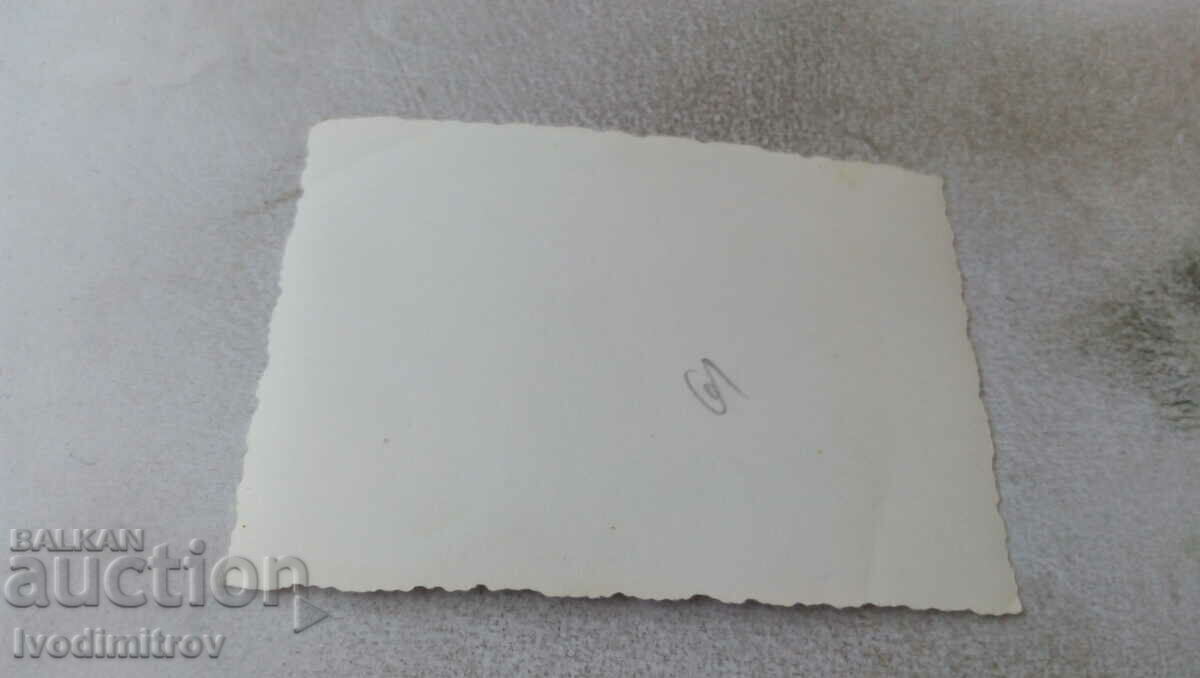 Fotografie cu proaspăt căsătoriți cu prietenii lor cu preț 0.85 BGN | € 0.43 Fotografie cu proaspăt căsătoriți cu prietenii lor cu preț 0.85 BGN | € 0.43