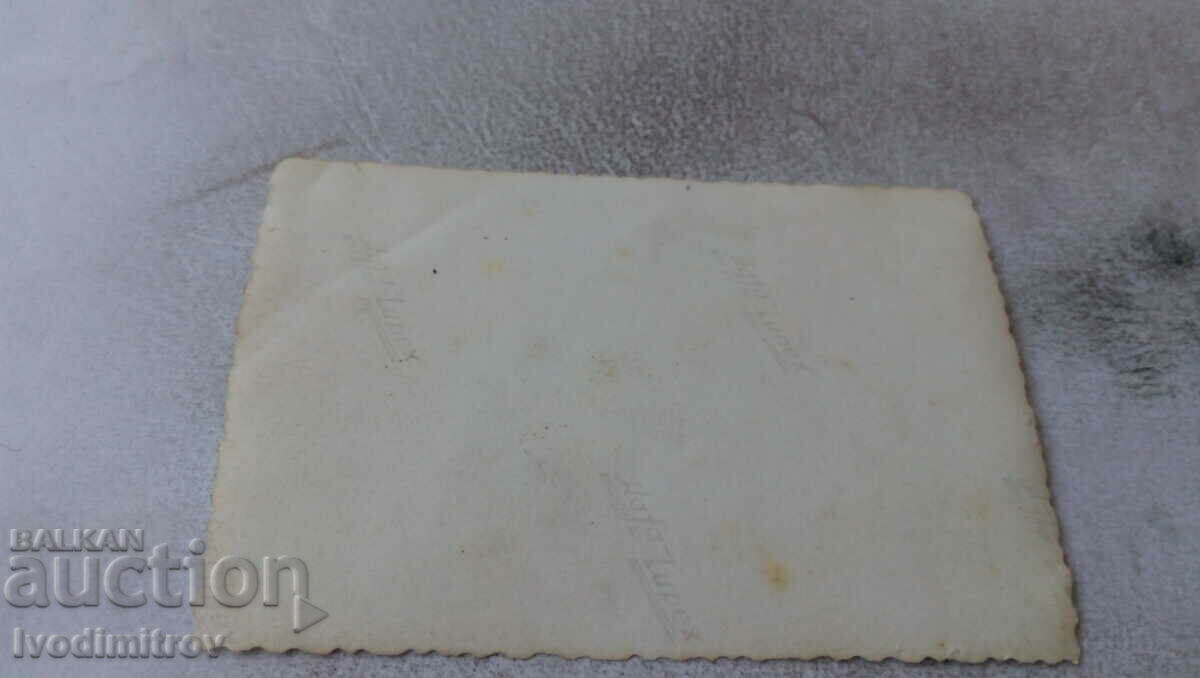 Φωτογραφία νεόνυμφων με τους φίλους τους με τιμή 1.35 BGN | € 0.69 Φωτογραφία νεόνυμφων με τους φίλους τους με τιμή 1.35 BGN | € 0.69