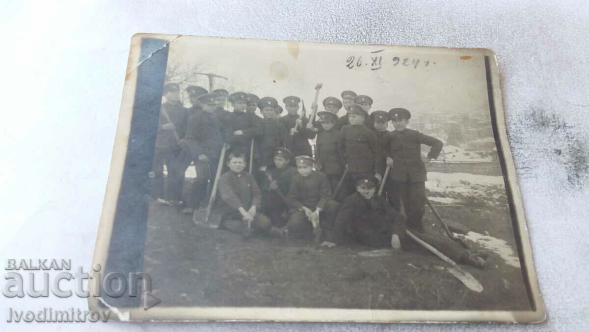 Foto Tineret cu târnăcobi și lopeți 1924