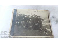 Снимка Младежи с кирки и лопати 1924