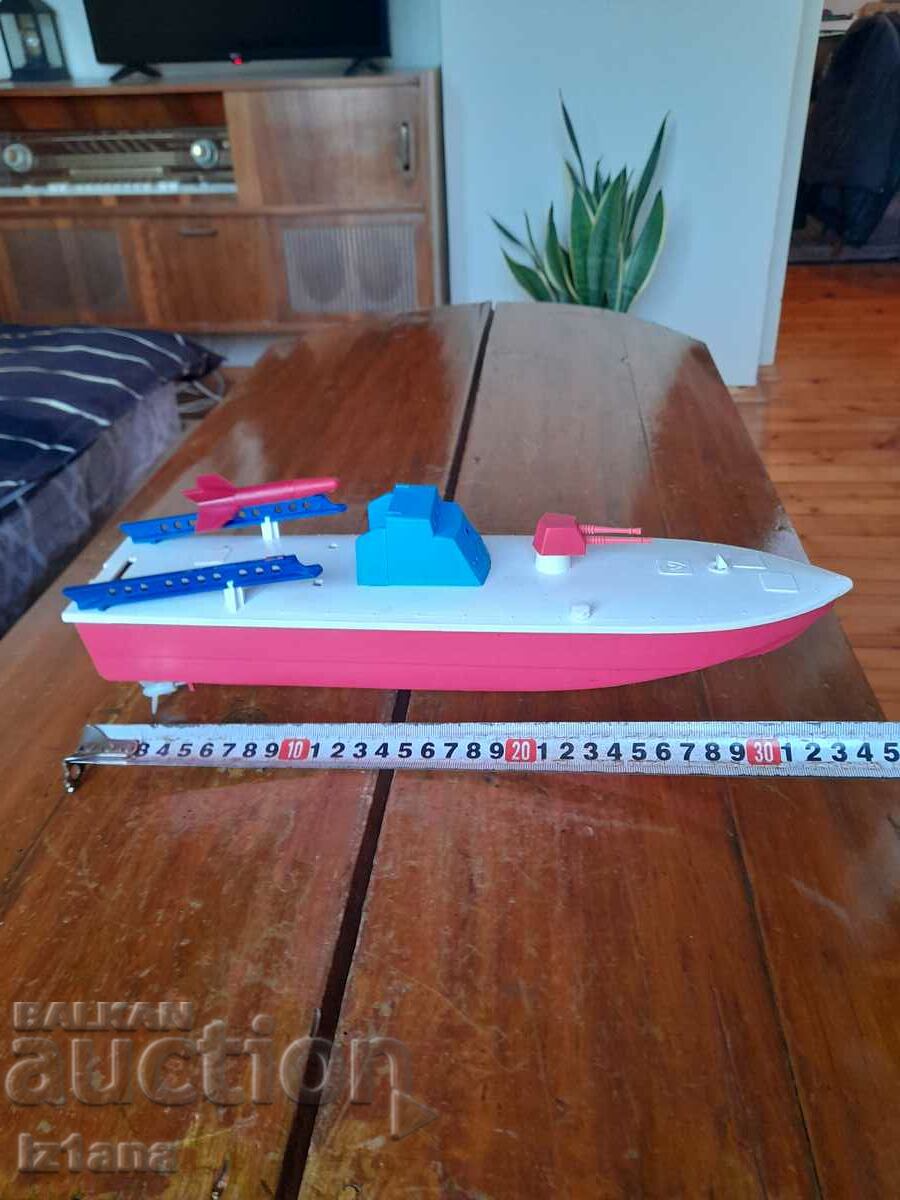 Auction An old toy boat, a boat Auction An old toy boat, a boat
