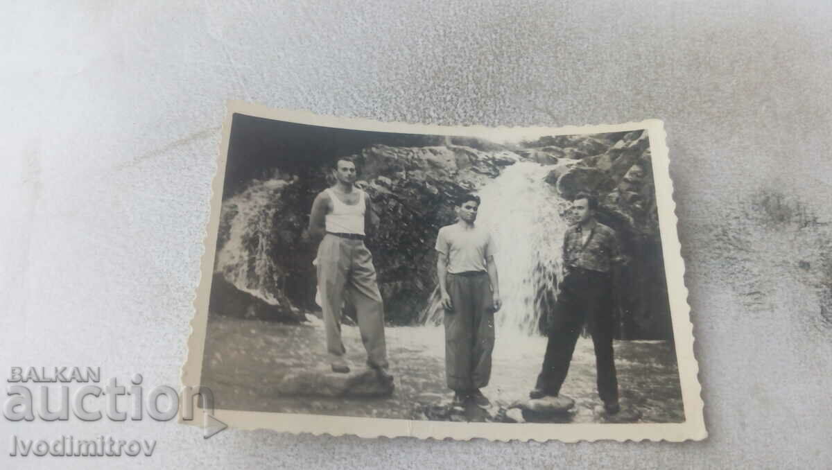 Φωτογραφία Varshets Τρεις άνδρες μπροστά από έναν μίνι καταρράκτη