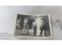 Снимка Вършецъ Трима мъже пред мини водопад