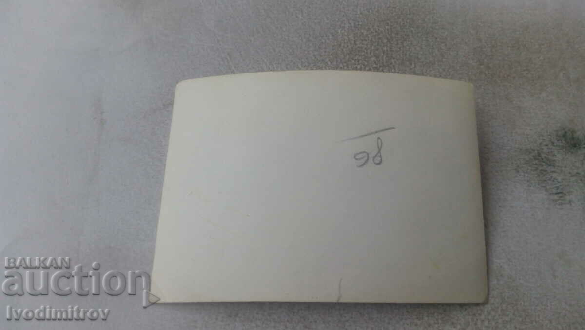 Foto Femei pe drum cu preț 0.75 BGN | € 0.38 Foto Femei pe drum cu preț 0.75 BGN | € 0.38