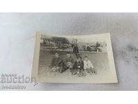 Φωτογραφία Τέσσερα παιδιά που κάθονται στο γρασίδι