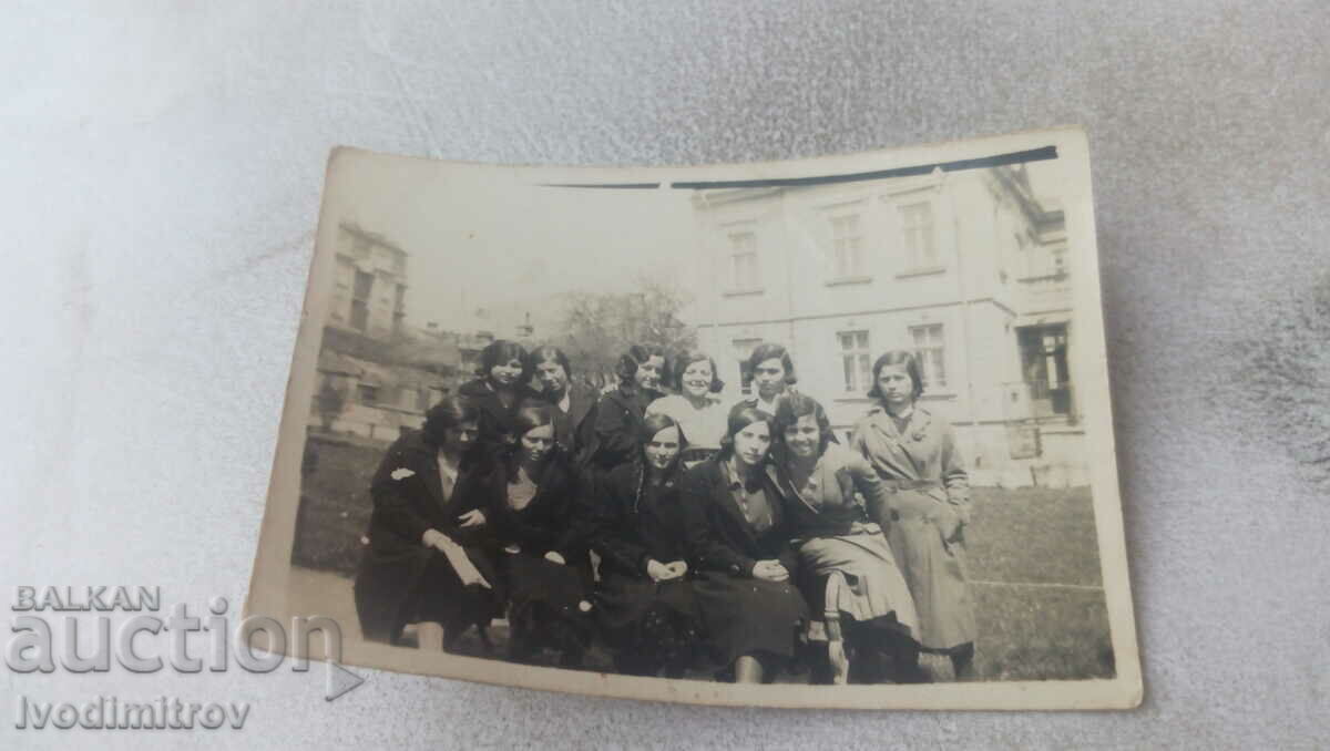 Снимка Млади момичета на пейка в парка 1932