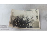 Fotografie Fete tinere pe o bancă în parc 1932