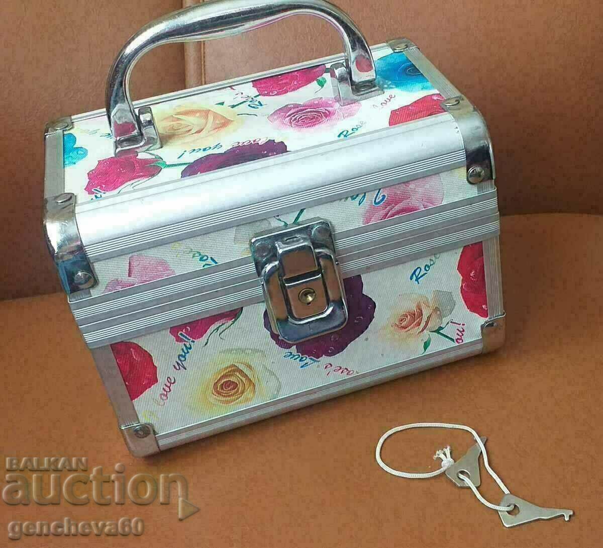 Cutie metalică frumoasă, cutie pentru cosmetice/organizator cu preț € 15.00 | 29.34 BGN